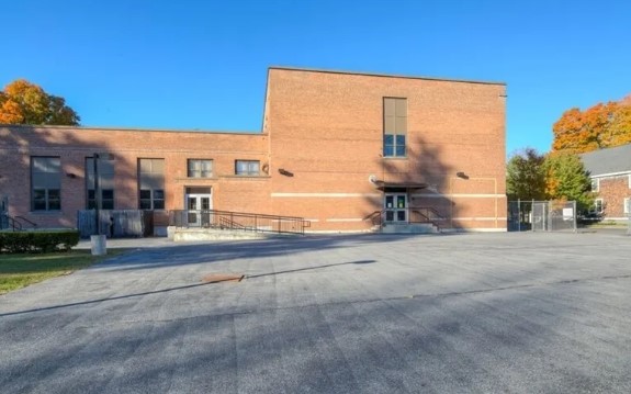 Rhinebeck, Former School - Hudson Valley - Amtrak to Penn